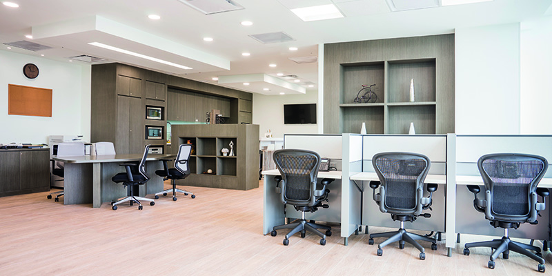 Бизнес-центр Regus с рабочими столами и стульями